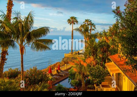 Splendida vista su un'alba soleggiata sulla costa di Adeje Nella famosa isola di Tenerife in Spagna Foto Stock