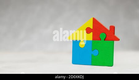 Casa puzzle prestito domestico. Parti della casa sono riunite. Foto Stock