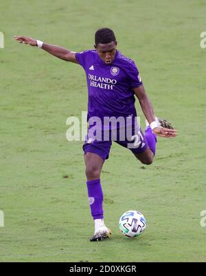 Orlando, Florida, Stati Uniti. 3 ottobre 2020: ANDRES PEREA, centrocampista di Orlando City (21), stabilisce un pass durante la partita tra Orlando City SC e New York Red Bulls all'Exploria Stadium di Orlando, Florida, il 3 ottobre 2020. Credit: Cory Knowlton/ZUMA Wire/Alamy Live News Foto Stock