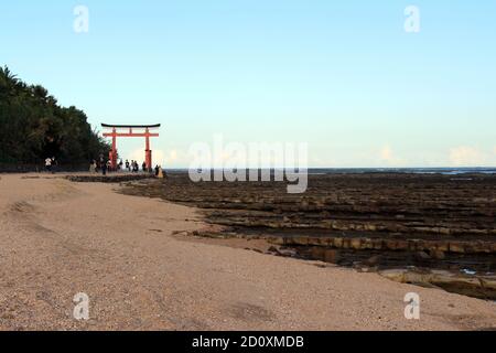 Ingresso torii cancello del Santuario di Aoshima nell'isola. Situato a Miyazaki. Preso in agosto 2019. Foto Stock