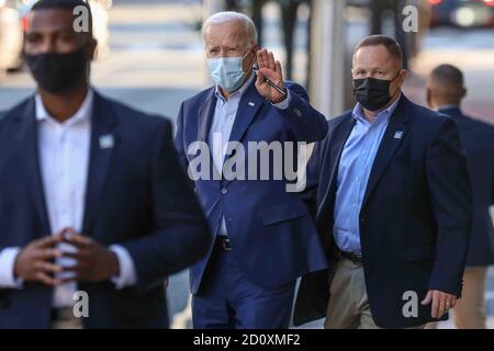 Wilmington, Delaware, Stati Uniti. 3 ottobre 2020. IL candidato presidenziale JOE BIDEN riconosce la stampa mentre lascia il Queen Theatre. Credit: Saquan Stimpson/ZUMA Wire/Alamy Live News Foto Stock