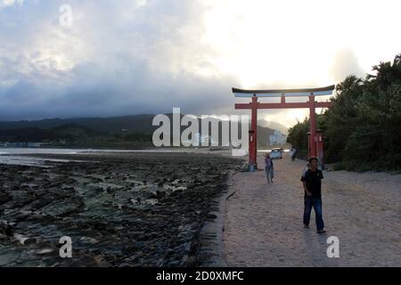 Ingresso torii cancello del Santuario di Aoshima nell'isola. Situato a Miyazaki. Preso in agosto 2019. Foto Stock