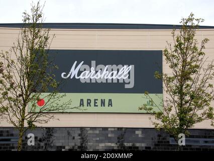 Milton Keynes, Regno Unito. 03 ottobre 2020. Logo Marshall Arena visto fuori dal campo.EFL Sky Bet League One club MK Dons continua a giocare partite a porte chiuse durante le restrizioni Covid-19. La Marshall Arena del club è vuota in un giorno che stanno giocando leader di campionato Ipswich Town e probabilmente avrebbero avuto una casa a pieno titolo. Molti club al di fuori della Premier League inglese temono per il loro futuro senza alcun aiuto finanziario, senza entrate in arrivo nei giorni della partita. Risultato del gioco - MK Dons ha disegnato con Ipswich Town 1-1 nella EFL Sky Bet League One. Credit: SOPA Images Limited/Alamy Live News Foto Stock