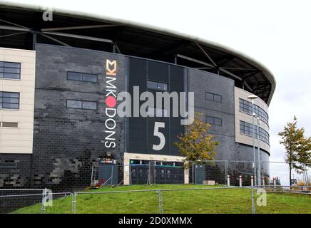 Milton Keynes, Regno Unito. 03 ottobre 2020. LOGO MK Dons visto sopra l'ingresso dello stadio.EFL Sky Bet League One club MK Dons continua a giocare a partite a porte chiuse durante le restrizioni Covid-19. La Marshall Arena del club è vuota in un giorno che stanno giocando leader di campionato Ipswich Town e probabilmente avrebbero avuto una casa a pieno titolo. Molti club al di fuori della Premier League inglese temono per il loro futuro senza alcun aiuto finanziario, senza entrate in arrivo nei giorni della partita. Risultato del gioco - MK Dons ha disegnato con Ipswich Town 1-1 nella EFL Sky Bet League One. Credit: SOPA Images Limited/Alamy Live News Foto Stock