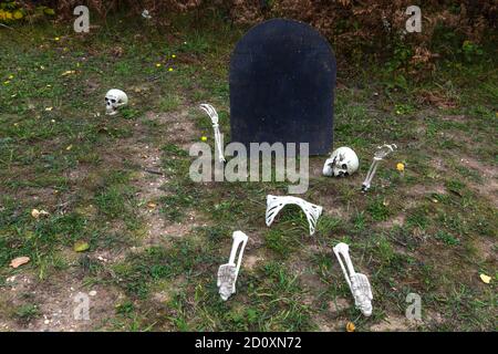 Decorazioni esterne di Halloween. Scheletri e tombstone nero vuoto sono decorazioni esterne facili di Halloween. Foto Stock