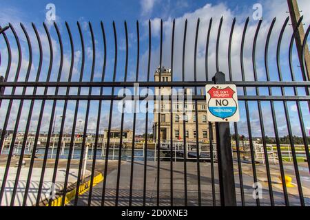 IL simbolo DI proprietà del governo DEGLI STATI UNITI No Trespassing presso le chiuse di Soo Americane a Sault Ste Marie, Michigan, negli Stati Uniti. Foto Stock