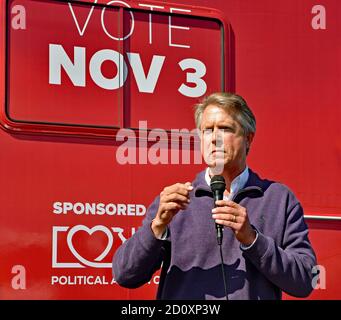 El Dorado, Kansas, Stati Uniti. 3 ottobre 2020. Il candidato senatoriale repubblicano Roger Marshall inizia il "Keep Kansas Great Bus Tour" nella sua città natale di El Dorado Credit: Mark Reinstein/Alamy Live News Foto Stock