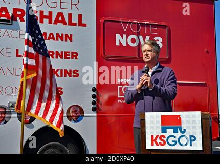 El Dorado, Kansas, Stati Uniti. 3 ottobre 2020. Il candidato senatoriale repubblicano Roger Marshall inizia il "Keep Kansas Great Bus Tour" nella sua città natale di El Dorado Credit: Mark Reinstein/Alamy Live News Foto Stock