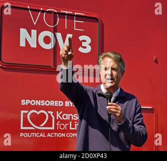 EL DORADO, KANSAS, USA, 3 ottobre 2020 il candidato repubblicano al senatorio Dr. Roger Marshall inizia il "Keep Kansas Great Bus Tour" nella sua città natale di El Dorado Credit: Mark Reinstein Foto Stock