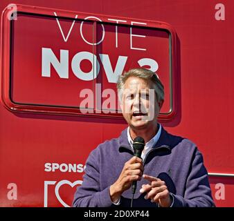 El Dorado, Kansas, Stati Uniti. 3 ottobre 2020. Il candidato senatoriale repubblicano Roger Marshall inizia il "Keep Kansas Great Bus Tour" nella sua città natale di El Dorado Credit: Mark Reinstein/Alamy Live News Foto Stock