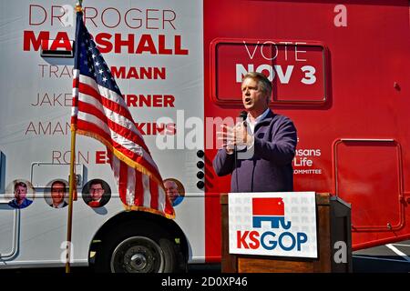 El Dorado, Kansas, Stati Uniti. 3 ottobre 2020. Il candidato senatoriale repubblicano Roger Marshall inizia il "Keep Kansas Great Bus Tour" nella sua città natale di El Dorado Credit: Mark Reinstein/Alamy Live News Foto Stock