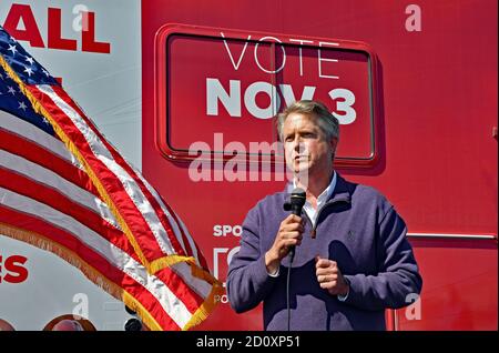 El Dorado, Kansas, Stati Uniti. 3 ottobre 2020. Il candidato senatoriale repubblicano Roger Marshall inizia il "Keep Kansas Great Bus Tour" nella sua città natale di El Dorado Credit: Mark Reinstein/Alamy Live News Foto Stock