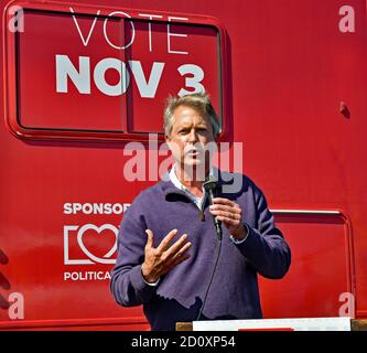 El Dorado, Kansas, Stati Uniti. 3 ottobre 2020. Il candidato senatoriale repubblicano Roger Marshall inizia il "Keep Kansas Great Bus Tour" nella sua città natale di El Dorado Credit: Mark Reinstein/Alamy Live News Foto Stock