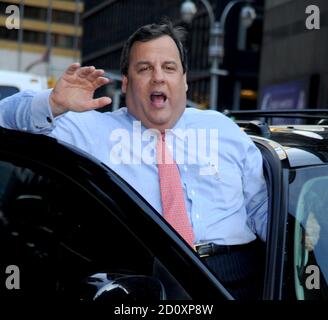 NEW YORK, NY - FEBBRAIO 04: Il governatore del New Jersey Chris Christie lascia il 'Late Show con David Letterman' facendo la registrazione al ed Sullivan Theatre il 4 Febbraio 2013 a New York City. People: GOV Chris Christie Credit: Hoo-Me.com / MediaPunch Foto Stock