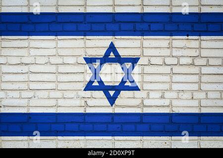 Bandiera nazionale di Israele raffigurante in colori dipinti su un vecchio muro di mattoni. Bandiera banner su sfondo muro di mattoni. Foto Stock