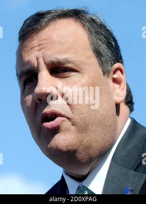 NEW BRUNSWICK, NJ - APRILE 29: New Jersey Gov. Chris Christie firma in legge due fatture destinate a migliorare gli sforzi per combattere l'abuso di farmaci da prescrizione e oppioidi il 29 aprile 2015 a New Brunswick N.J persone: New Jersey Gov. Chris Christie Credit: Hoo-Me.com / MediaPunch Foto Stock