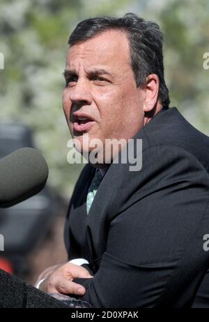 NEW BRUNSWICK, NJ - APRILE 29: New Jersey Gov. Chris Christie firma in legge due fatture destinate a migliorare gli sforzi per combattere l'abuso di farmaci da prescrizione e oppioidi il 29 aprile 2015 a New Brunswick N.J persone: New Jersey Gov. Chris Christie Credit: Hoo-Me.com / MediaPunch Foto Stock