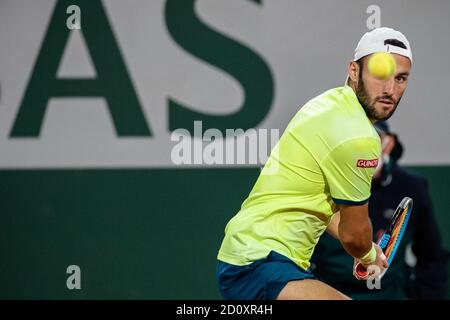 Pechino, Parigi, Francia. 2 Ott 2020. Stefano Travaglia d'Italia ha fatto un ritorno durante la terza partita di singolare maschile contro Rafael Nadal di Spagna al torneo di tennis French Open 2020 a Roland Garros, a Parigi, in Francia, il 2 ottobre 2020. Credit: Aurelien Morissard/Xinhua/Alamy Live News Foto Stock