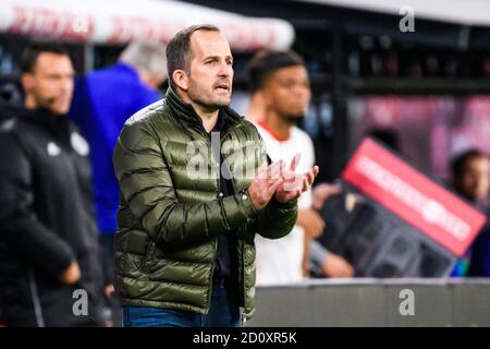 Lipsia, Germania. 3 ottobre 2020. Manuel Baum, capo allenatore di Schalke 04, reagisce durante un incontro tedesco tra RB Leipzig e FC Schalke 04 a Lipsia, Germania, 3 ottobre 2020. Credit: Kevin Voigt/Xinhua/Alamy Live News Foto Stock