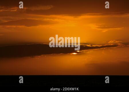 Il tramonto a Maui è diverso ogni volta, visto qui nelle fasi successive appena prima e dopo il tramonto che porta a più emozionanti e brillanti attrazioni. Foto Stock