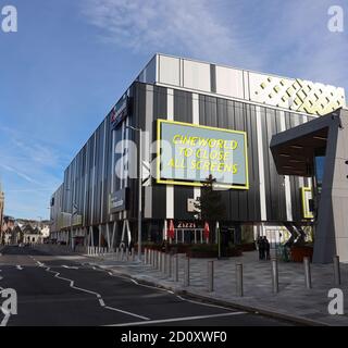 Cineworld si ritiene annunciare il 4 ottobre che stanno chiudendo tutti Cinema nel Regno Unito a causa della mancanza di nuovi movieThe James Bond Centro ricreativo per i codici a barre di Plymouth Foto Stock