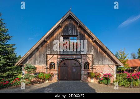 D-Borken, D-Borken-Marbeck, Hohe Mark Westmuensterland Nature Park, Muensterland, Westfalia, Renania Settentrionale-Vestfalia, NRW, Casa dei nativi Marbeck, ex fienile, museo con attrezzature agricole, composizioni floreali Foto Stock