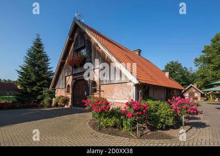 D-Borken, D-Borken-Marbeck, Hohe Mark Westmuensterland Nature Park, Muensterland, Westfalia, Renania Settentrionale-Vestfalia, NRW, Casa dei nativi Marbeck, ex fienile, museo con attrezzature agricole, composizioni floreali Foto Stock