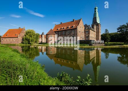 D-Raesfeld, Parco Naturale Hohe Mark Westmuensterland, Muensterland, basso Reno, Westfalia, Nord Reno-Westfalia, NRW, Castello di Raesfeld, castello ormeggiato, rinascita, giardini del castello, stagno, fossato, immagine speculare sulla superficie dell'acqua Foto Stock