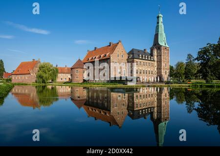 D-Raesfeld, Parco Naturale Hohe Mark Westmuensterland, Muensterland, basso Reno, Westfalia, Nord Reno-Westfalia, NRW, Castello di Raesfeld, castello ormeggiato, rinascita, giardini del castello, stagno, fossato, immagine speculare sulla superficie dell'acqua Foto Stock