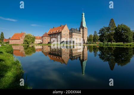 D-Raesfeld, Parco Naturale Hohe Mark Westmuensterland, Muensterland, basso Reno, Westfalia, Nord Reno-Westfalia, NRW, Castello di Raesfeld, castello ormeggiato, rinascita, giardini del castello, stagno, fossato, immagine speculare sulla superficie dell'acqua Foto Stock