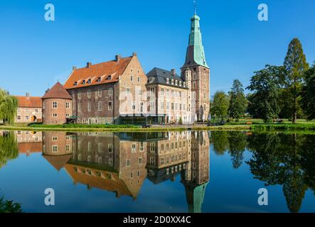 D-Raesfeld, Parco Naturale Hohe Mark Westmuensterland, Muensterland, basso Reno, Westfalia, Nord Reno-Westfalia, NRW, Castello di Raesfeld, castello ormeggiato, rinascita, giardini del castello, stagno, fossato, immagine speculare sulla superficie dell'acqua Foto Stock