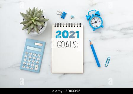 2021 obiettivi testo su notebook con orologio sulla scrivania dell'ufficio, vista dall'alto Foto Stock