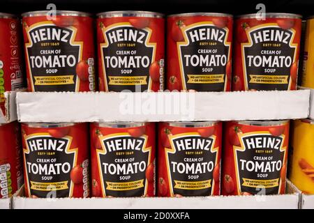 Lattine di zuppa di pomodoro Heinz allineate su uno scaffale a Cardiff, Galles, Regno Unito. Foto Stock