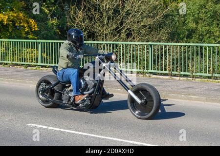 Harley Davidson a cinghia su misura trinciatore a forcella lunga motocicletta; trasporto a due ruote, motocicli personalizzati, veicoli, strade, motociclette, motociclisti a motore a Chorley, Regno Unito Foto Stock