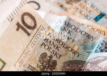 Carta polacca denaro. Il primo piano è di dieci zloty, sullo sfondo più alte denominazioni Foto Stock