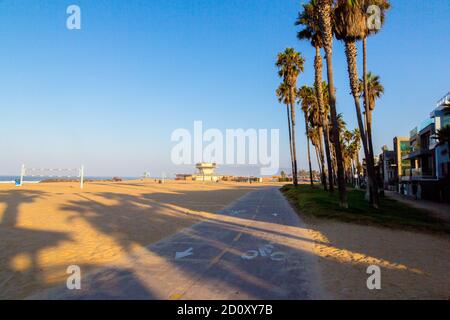 Vista di una pista ciclabile vicino alla spiaggia di Venezia a Los Angeles, California Foto Stock