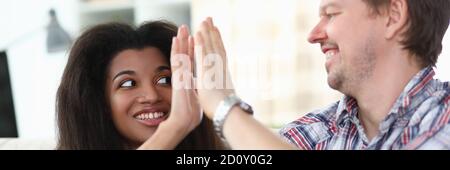 Bella giovane donna a casa Foto Stock