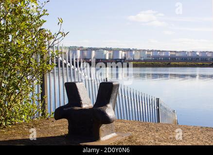 27 settembre 2020 UN grande scaldabugliere in ghisa a lato della banchina raffigurato in una mattina luminosa e soleggiata. Situato vicino al Belfast Oil Terminal Storage fac Foto Stock