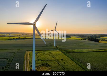 Turbine eoliche che producono elettricità, costruite su un campo a Skanderborg, Danimarca Foto Stock