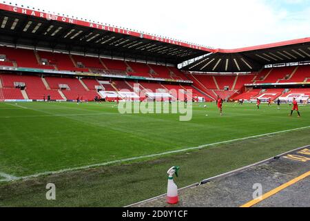 Londra, Regno Unito. 03 ottobre 2020. Sanitister in standby mentre il giocatore si riscalda durante la partita EFL Sky Bet League 1 tra Charlton Athletic e Sunderland a The Valley, Londra, Inghilterra, il 3 ottobre 2020. Foto di Carlton Myrie. Solo per uso editoriale, è richiesta una licenza per uso commerciale. Nessun utilizzo nelle scommesse, nei giochi o nelle pubblicazioni di un singolo club/campionato/giocatore. Credit: UK Sports Pics Ltd/Alamy Live News Foto Stock