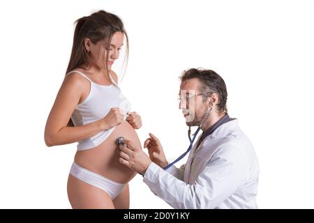 Isolato su bianco - donna incinta e medico durante la consultazione. Concetto di assistenza sanitaria. Foto Stock