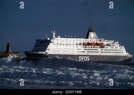 Le King Seaways operate da DFDS Seaways arrivano alla foce del Tyne da Amsterdam in mare mosso. Il weekend sul bagnato del Regno Unito continuerà poiché è stato esteso un avvertimento meteo per la pioggia in varie parti del Galles e dell'Inghilterra. Foto Stock