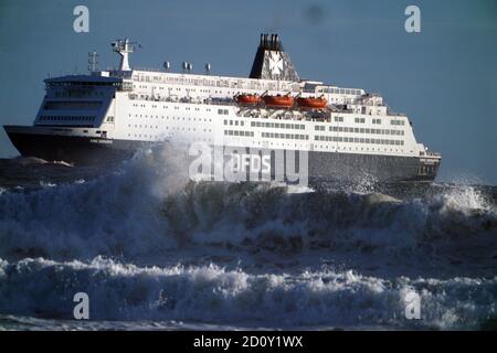 Le King Seaways operate da DFDS Seaways arrivano alla foce del Tyne da Amsterdam in mare mosso. Il weekend sul bagnato del Regno Unito continuerà poiché è stato esteso un avvertimento meteo per la pioggia in varie parti del Galles e dell'Inghilterra. Foto Stock