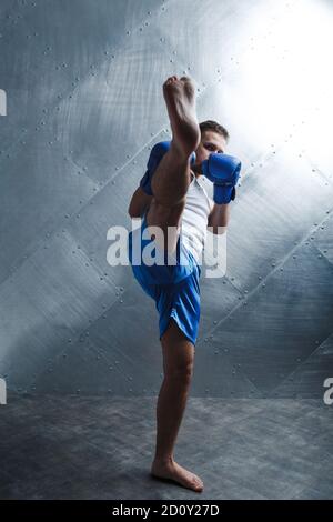 Lo sportivo muay uomo tailandese pugile posizione posando Foto Stock