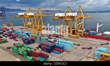 Bruxelles. 24 Settembre 2020. La foto aerea del 24 settembre 2020 mostra i container al porto di Dalian, nella provincia di Liaoning della Cina nord-orientale. Credit: Yao Jianfeng/Xinhua/Alamy Live News Foto Stock