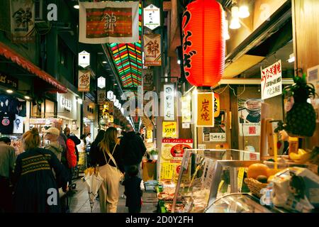 Kyoto, Giappone - 29 Settembre 2018 : mercato Nishiki, vecchia strada del mercato giapponese tradizionale Foto Stock