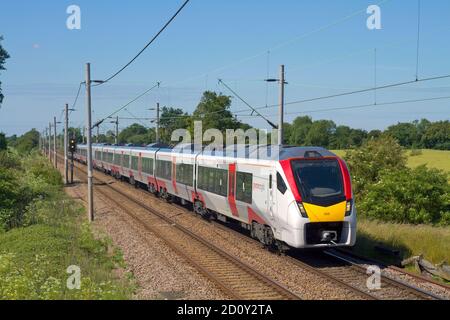 Una nuova unità elettrica multipla di Classe 745 Stadler Flirt Intercity numero 745009 che lavora un servizio di Anglia più grande a Long Green vicino a Marks Tey. Foto Stock