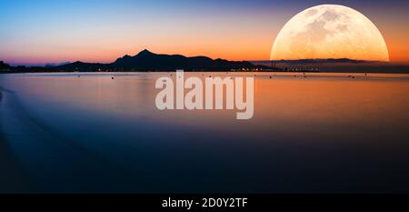 Paesaggio fantastico con una luna gigante sullo sfondo di un condimento Foto Stock