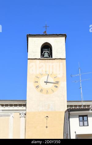 Vista sulla torre dell'orologio della Cattedrale di Santa Maria Maddalena a Desenzano. Desenzano è una località turistica ai margini del Lago di Garda in Italia. Foto Stock