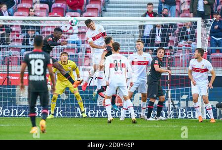 Edmond TAPSOBA, Lev 12 competere per la palla, affrontare, duello, header, zweikampf, azione, lotta contro Marc-Oliver KEMPF, VFB 4 Gregor KOBEL, portiere VFB 1, Waldemar ANTON, VFB 2 Sasa KALAJDZIC, VFB 9 Julian BAUMARTLINGER, Lev 15 azione, spazio in scena, goal, spazio in scena, goal in scena, spazio in prima linea VFB STUTTGART - BAYER 04 LEVERKUSEN 1-1 1.German Soccer League , Stuttgart, October 03, 2020, Season 2020/2021, Matchday 03, © Peter Schatz / Alamy Live News - le NORMATIVE DFL VIETANO QUALSIASI USO DI FOTOGRAFIE come SEQUENZE DI IMMAGINI e/o QUASI-VIDEO - DFL Foto Stock